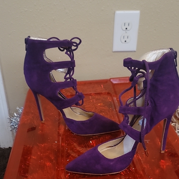 Unique Point Toe Heels - Picture 3 of 8